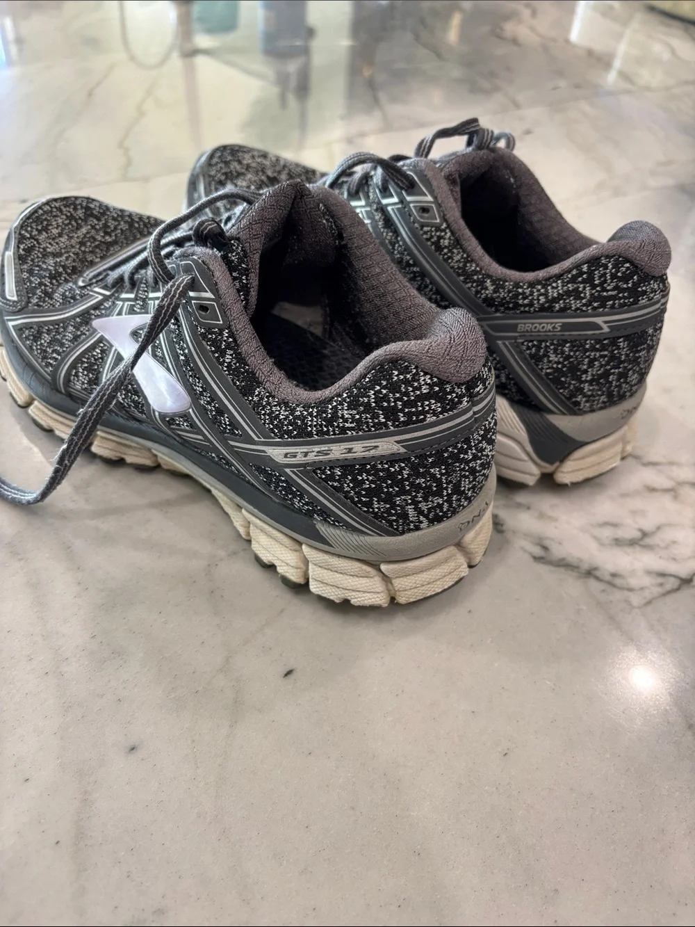 Brooks GTS Women's Black and Grey Running Sneakers with Subtle Mauve Logo